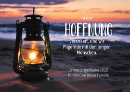 Eine leuchtende Laterne bei D&auml;mmerung an einem Sandstrand