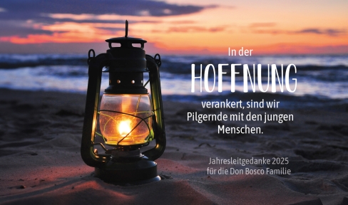 Lampe im Sand vor einem Sonnenuntergang über dem Meer